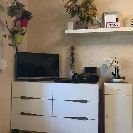 Port Avec Loggia Et Acces Plages A Pieds Fréjus