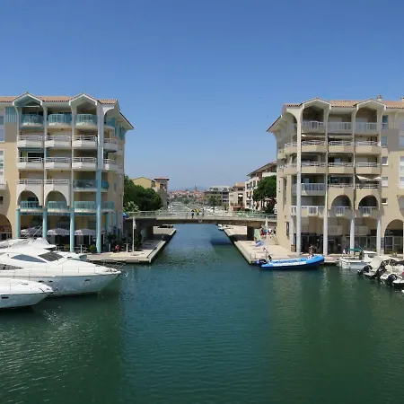 Port Avec Loggia Et Acces Plages A Pieds Frejus